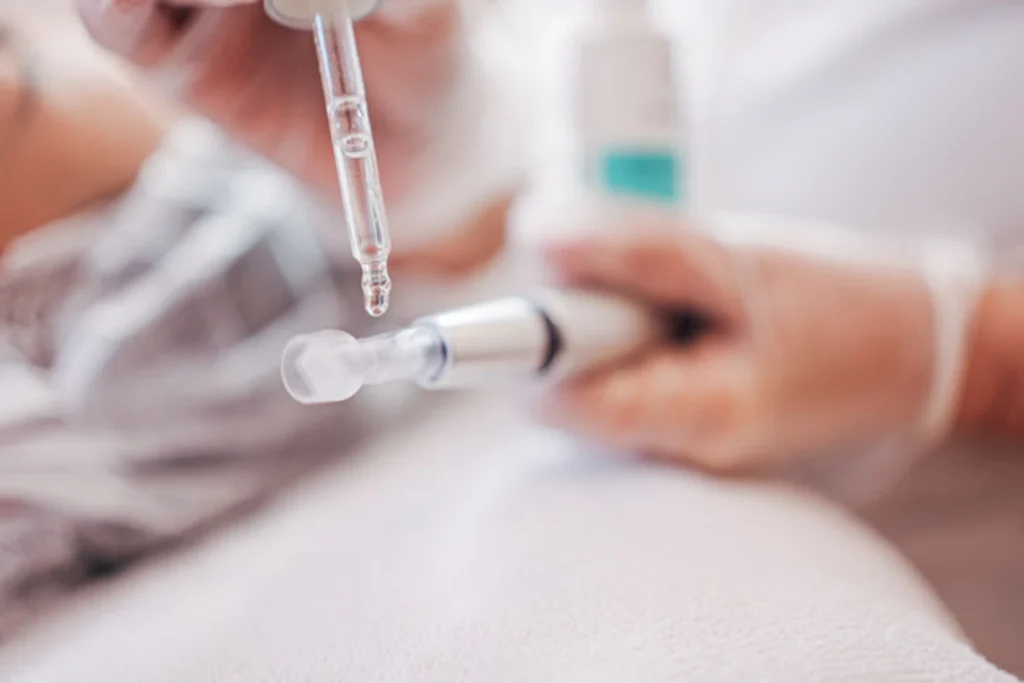 Professionelle Hautanalyse mit Messgerät im Kosmetikstudio Augsburg