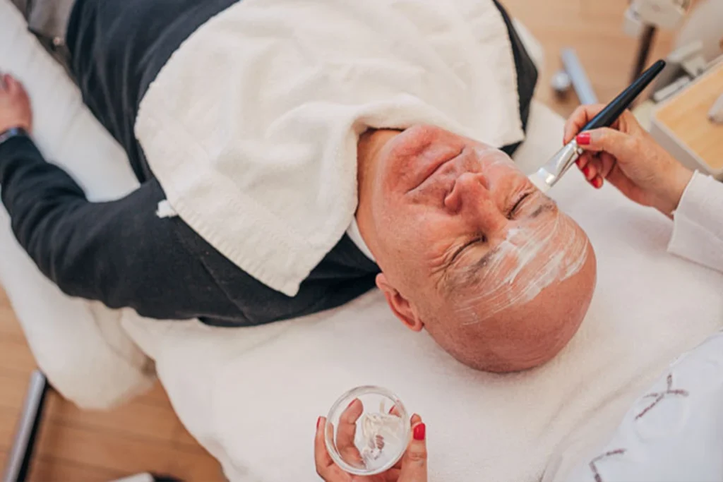 Gesichtbehandlung eines Mannes im Kosmetikstudio in Augsburg