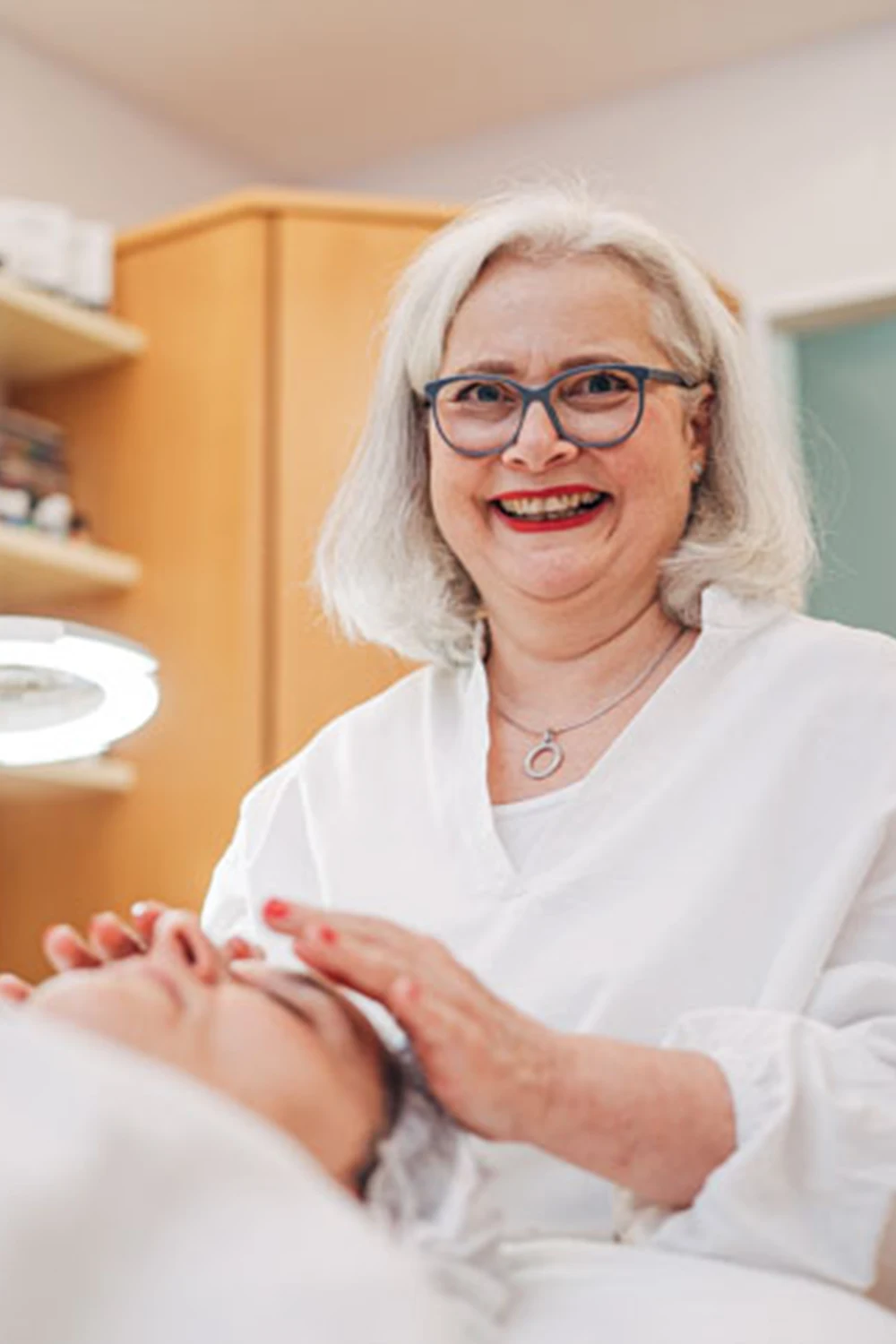 Porträt Regine Fälschle – erfahrene Kosmetikerin in Augsburg