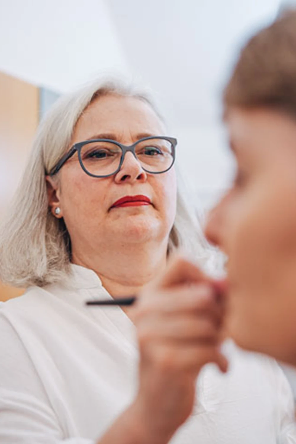 Kosmetikerin Regine Fälschle bei der Arbeit in Augsburg