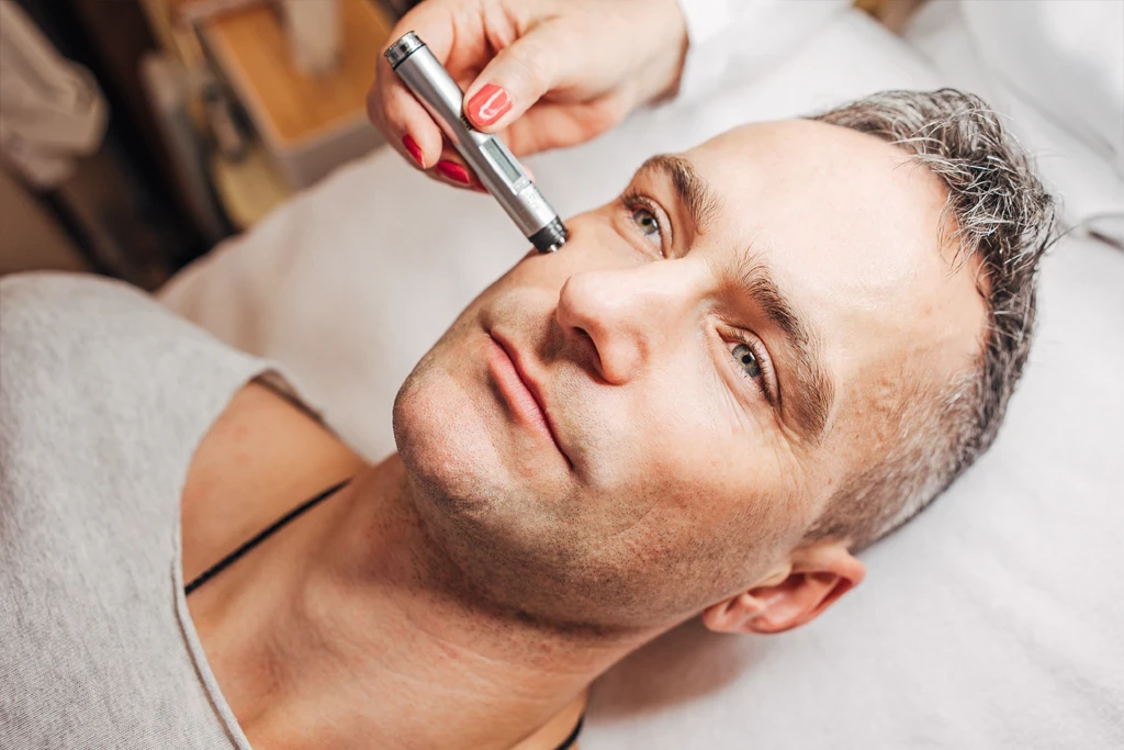 Hautanalyse bei einem Kunden – Kosmetikstudio Augsburg